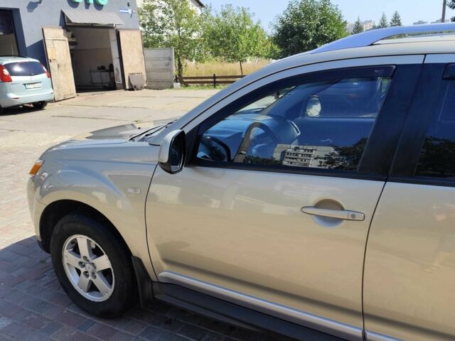 Бежевий Міцубісі Аутлендер, об'ємом двигуна 2.4 л та пробігом 281 тис. км за 8500 $, фото 3 на Automoto.ua