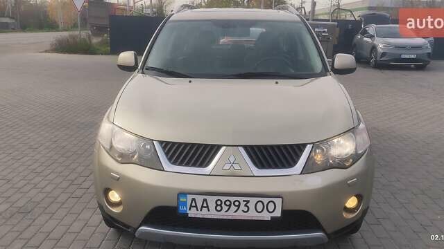 Бежевый Мицубиси Аутлендер, объемом двигателя 2.36 л и пробегом 200 тыс. км за 8300 $, фото 8 на Automoto.ua