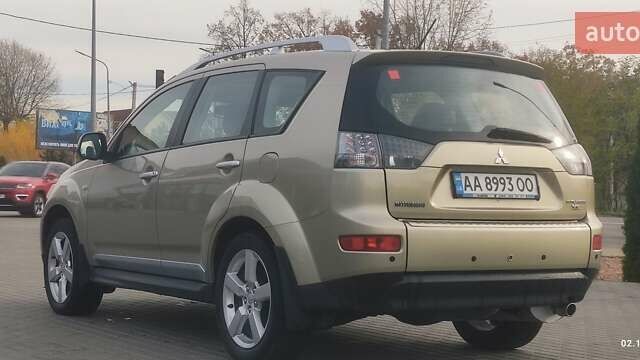 Бежевый Мицубиси Аутлендер, объемом двигателя 2.36 л и пробегом 200 тыс. км за 8300 $, фото 3 на Automoto.ua