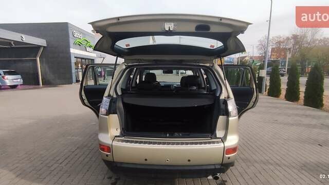 Бежевый Мицубиси Аутлендер, объемом двигателя 2.36 л и пробегом 200 тыс. км за 8300 $, фото 62 на Automoto.ua