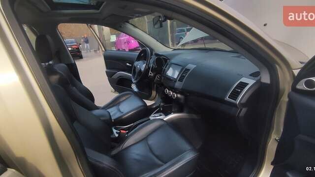 Бежевый Мицубиси Аутлендер, объемом двигателя 2.36 л и пробегом 200 тыс. км за 8300 $, фото 59 на Automoto.ua