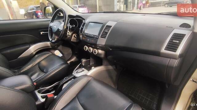 Бежевый Мицубиси Аутлендер, объемом двигателя 2.36 л и пробегом 200 тыс. км за 8300 $, фото 41 на Automoto.ua