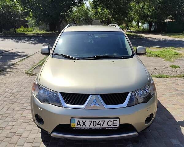 Бежевый Мицубиси Аутлендер, объемом двигателя 2.36 л и пробегом 281 тыс. км за 8500 $, фото 1 на Automoto.ua