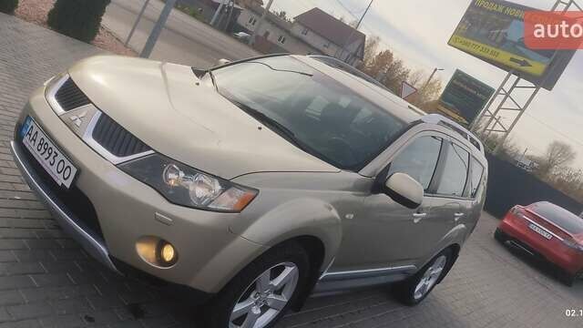 Бежевый Мицубиси Аутлендер, объемом двигателя 2.36 л и пробегом 200 тыс. км за 8300 $, фото 6 на Automoto.ua