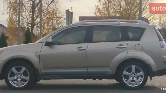 Бежевый Мицубиси Аутлендер, объемом двигателя 2.36 л и пробегом 200 тыс. км за 8300 $, фото 4 на Automoto.ua