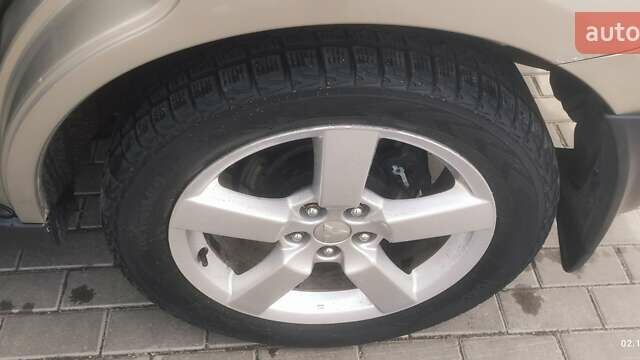 Бежевый Мицубиси Аутлендер, объемом двигателя 2.36 л и пробегом 200 тыс. км за 8300 $, фото 47 на Automoto.ua