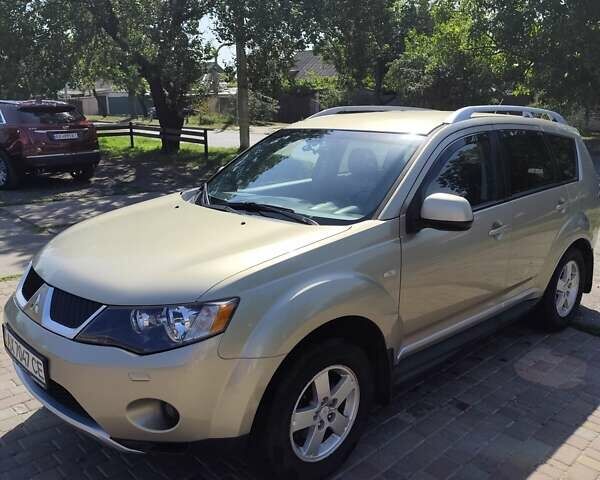 Бежевый Мицубиси Аутлендер, объемом двигателя 2.36 л и пробегом 281 тыс. км за 8500 $, фото 2 на Automoto.ua