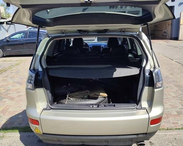 Бежевый Мицубиси Аутлендер, объемом двигателя 2.36 л и пробегом 281 тыс. км за 8500 $, фото 9 на Automoto.ua