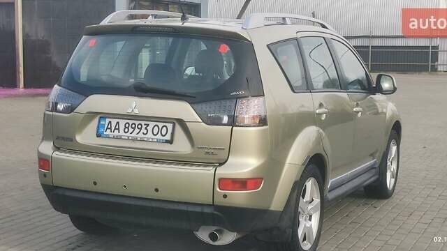 Бежевый Мицубиси Аутлендер, объемом двигателя 2.36 л и пробегом 200 тыс. км за 8300 $, фото 2 на Automoto.ua