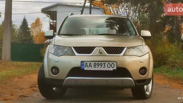 Бежевий Міцубісі Аутлендер, об'ємом двигуна 2.36 л та пробігом 240 тис. км за 9250 $, фото 11 на Automoto.ua