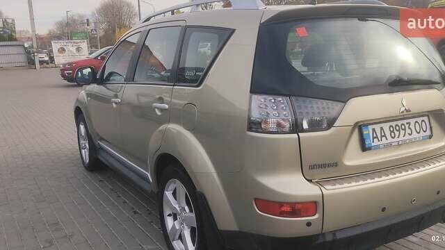 Бежевый Мицубиси Аутлендер, объемом двигателя 2.36 л и пробегом 200 тыс. км за 8300 $, фото 16 на Automoto.ua