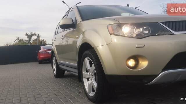 Бежевый Мицубиси Аутлендер, объемом двигателя 2.36 л и пробегом 200 тыс. км за 8300 $, фото 11 на Automoto.ua