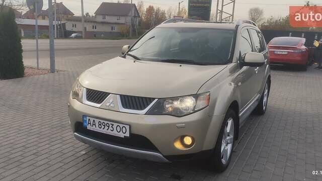 Бежевый Мицубиси Аутлендер, объемом двигателя 2.36 л и пробегом 200 тыс. км за 8300 $, фото 7 на Automoto.ua