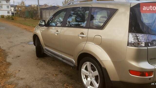 Бежевий Міцубісі Аутлендер, об'ємом двигуна 2.36 л та пробігом 240 тис. км за 9250 $, фото 1 на Automoto.ua