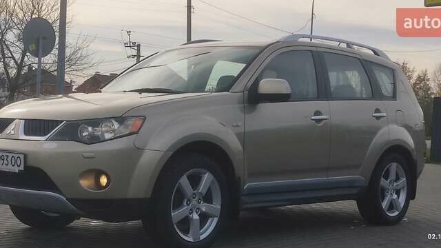 Бежевый Мицубиси Аутлендер, объемом двигателя 2.36 л и пробегом 200 тыс. км за 8300 $, фото 5 на Automoto.ua