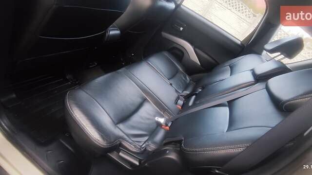 Бежевий Міцубісі Аутлендер, об'ємом двигуна 2.36 л та пробігом 240 тис. км за 9250 $, фото 8 на Automoto.ua