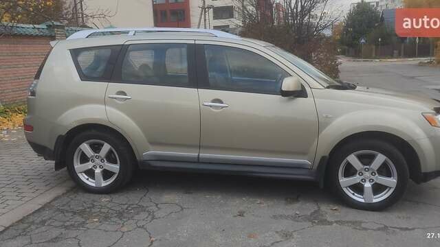 Бежевий Міцубісі Аутлендер, об'ємом двигуна 2.36 л та пробігом 190 тис. км за 9700 $, фото 3 на Automoto.ua