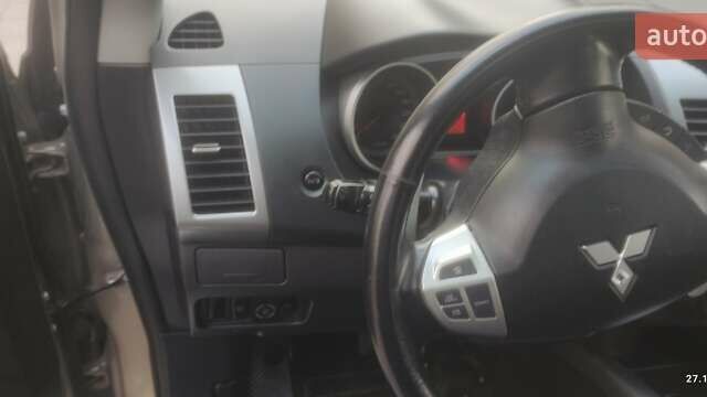Бежевий Міцубісі Аутлендер, об'ємом двигуна 2.36 л та пробігом 190 тис. км за 9700 $, фото 8 на Automoto.ua