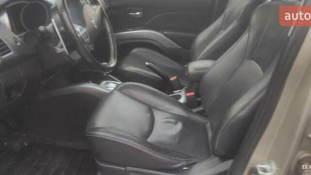 Бежевий Міцубісі Аутлендер, об'ємом двигуна 2.36 л та пробігом 190 тис. км за 9700 $, фото 7 на Automoto.ua