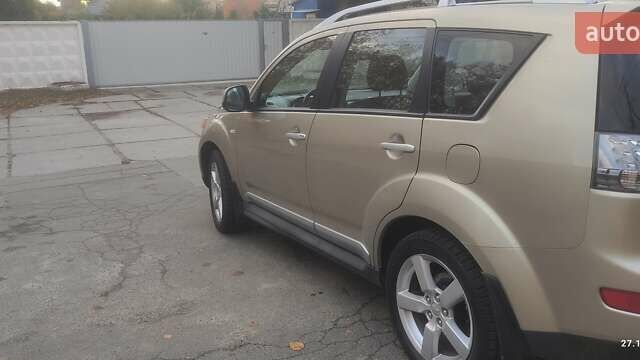 Бежевий Міцубісі Аутлендер, об'ємом двигуна 2.36 л та пробігом 190 тис. км за 9700 $, фото 5 на Automoto.ua