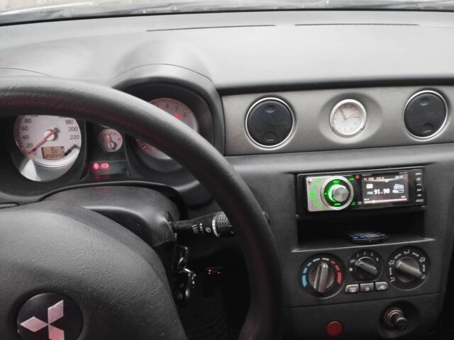 Чорний Міцубісі Аутлендер, об'ємом двигуна 2 л та пробігом 251 тис. км за 4990 $, фото 11 на Automoto.ua