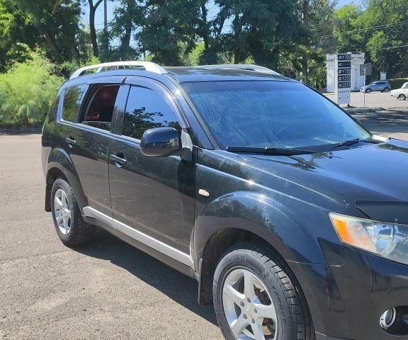 Чорний Міцубісі Аутлендер, об'ємом двигуна 2.4 л та пробігом 180 тис. км за 9000 $, фото 2 на Automoto.ua