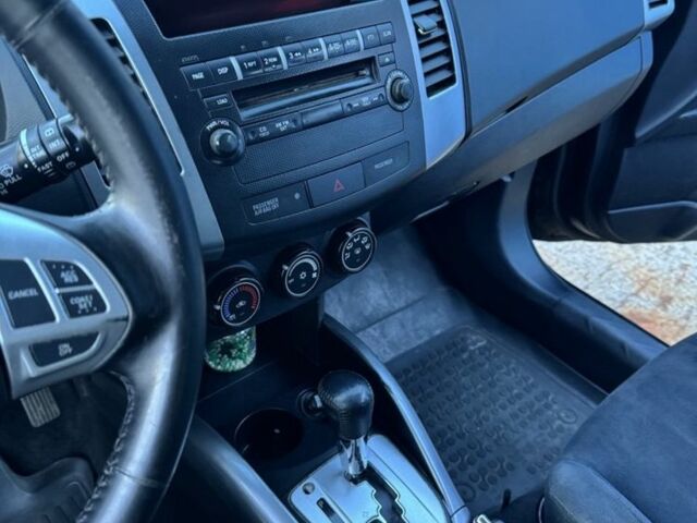 Черный Мицубиси Аутлендер, объемом двигателя 2.4 л и пробегом 220 тыс. км за 9500 $, фото 6 на Automoto.ua