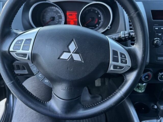 Черный Мицубиси Аутлендер, объемом двигателя 2.4 л и пробегом 220 тыс. км за 9500 $, фото 4 на Automoto.ua