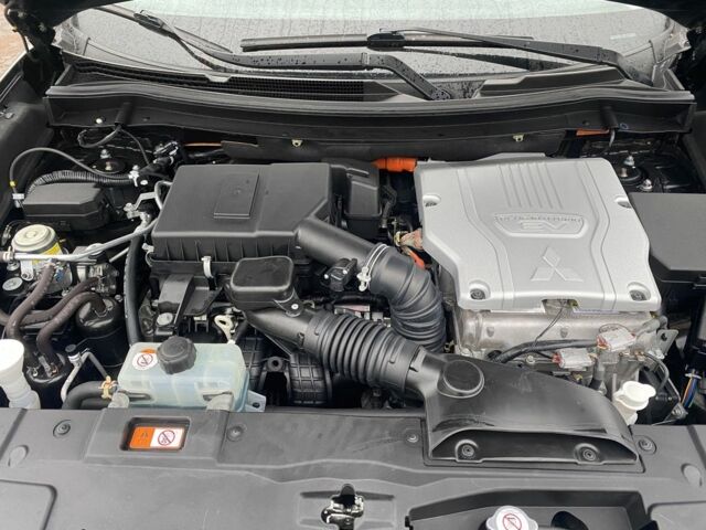 Черный Мицубиси Аутлендер, объемом двигателя 2 л и пробегом 76 тыс. км за 20800 $, фото 6 на Automoto.ua