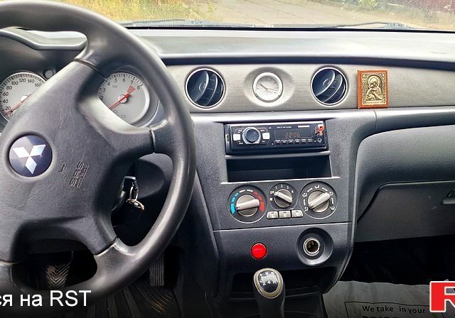 Черный Мицубиси Аутлендер, объемом двигателя 2 л и пробегом 194 тыс. км за 4200 $, фото 2 на Automoto.ua