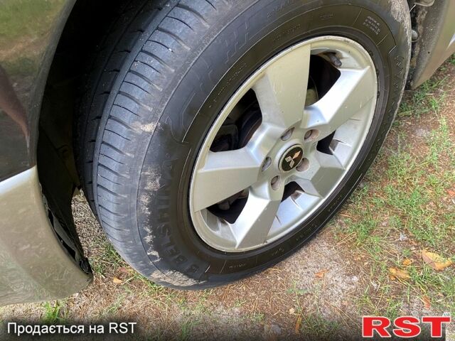 Черный Мицубиси Аутлендер, объемом двигателя 2 л и пробегом 195 тыс. км за 5650 $, фото 4 на Automoto.ua