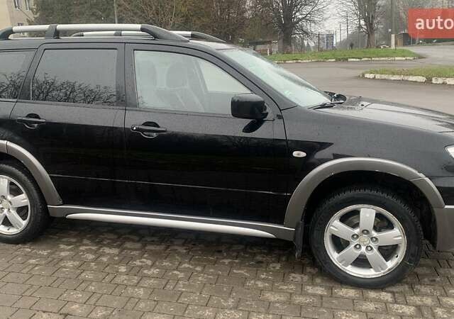 Черный Мицубиси Аутлендер, объемом двигателя 2 л и пробегом 300 тыс. км за 6500 $, фото 3 на Automoto.ua