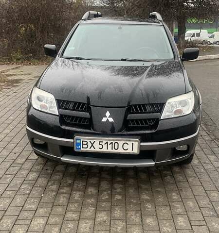Черный Мицубиси Аутлендер, объемом двигателя 2 л и пробегом 300 тыс. км за 6500 $, фото 1 на Automoto.ua