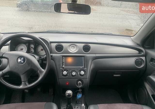 Черный Мицубиси Аутлендер, объемом двигателя 2 л и пробегом 300 тыс. км за 6500 $, фото 5 на Automoto.ua