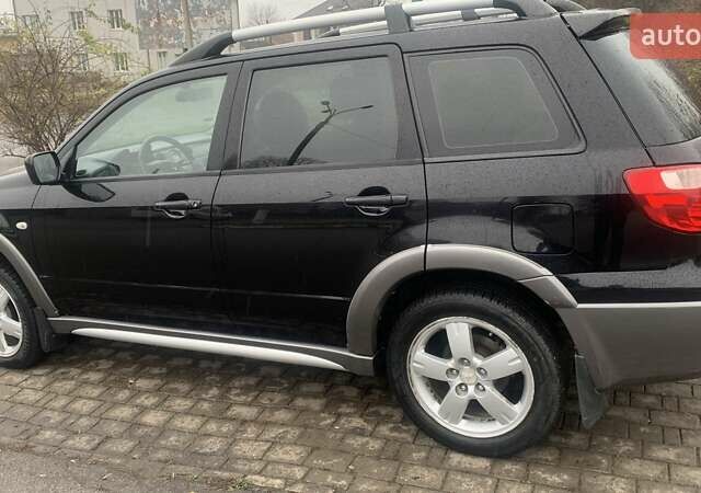 Черный Мицубиси Аутлендер, объемом двигателя 2 л и пробегом 300 тыс. км за 6500 $, фото 2 на Automoto.ua