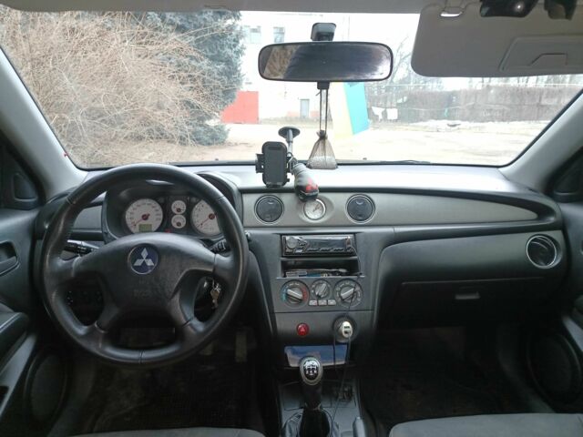 Черный Мицубиси Аутлендер, объемом двигателя 2 л и пробегом 495 тыс. км за 4400 $, фото 4 на Automoto.ua