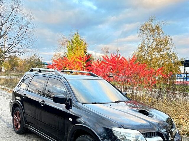 Черный Мицубиси Аутлендер, объемом двигателя 2 л и пробегом 295 тыс. км за 7500 $, фото 3 на Automoto.ua