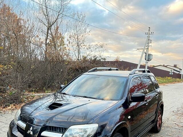 Черный Мицубиси Аутлендер, объемом двигателя 2 л и пробегом 295 тыс. км за 7500 $, фото 2 на Automoto.ua