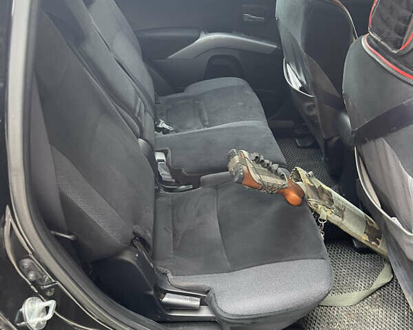 Черный Мицубиси Аутлендер, объемом двигателя 2.4 л и пробегом 300 тыс. км за 8500 $, фото 5 на Automoto.ua