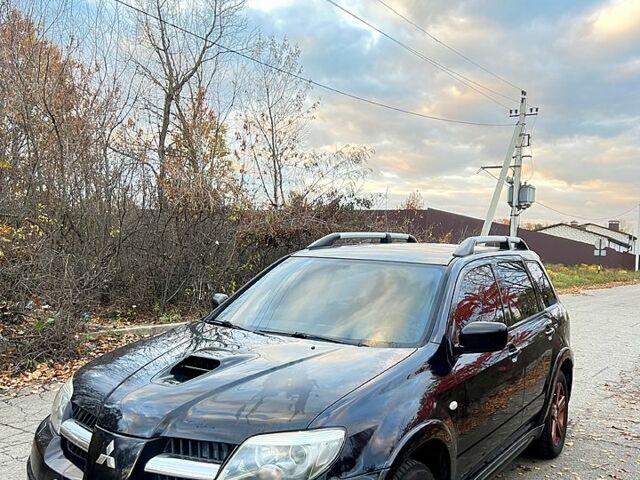 Черный Мицубиси Аутлендер, объемом двигателя 2 л и пробегом 295 тыс. км за 7500 $, фото 1 на Automoto.ua