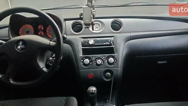 Черный Мицубиси Аутлендер, объемом двигателя 2 л и пробегом 380 тыс. км за 5000 $, фото 5 на Automoto.ua