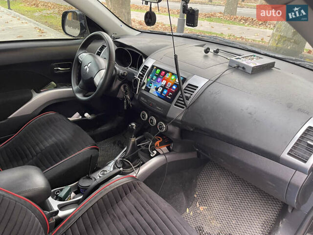 Черный Мицубиси Аутлендер, объемом двигателя 2.4 л и пробегом 300 тыс. км за 8500 $, фото 2 на Automoto.ua