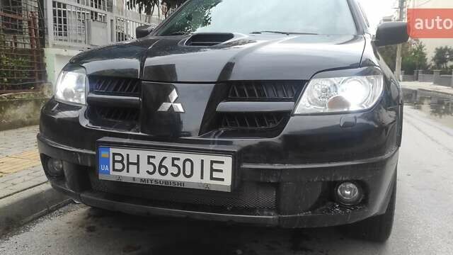 Черный Мицубиси Аутлендер, объемом двигателя 2 л и пробегом 216 тыс. км за 5600 $, фото 1 на Automoto.ua