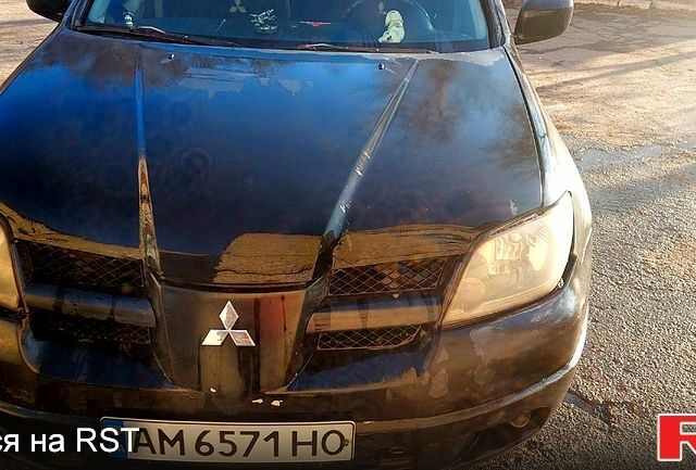 Чорний Міцубісі Аутлендер, об'ємом двигуна 2 л та пробігом 300 тис. км за 5000 $, фото 2 на Automoto.ua