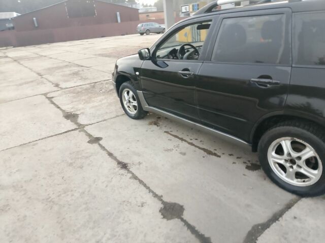 Черный Мицубиси Аутлендер, объемом двигателя 2 л и пробегом 169 тыс. км за 3500 $, фото 2 на Automoto.ua