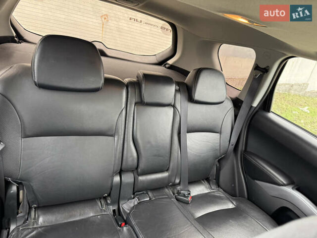 Черный Мицубиси Аутлендер, объемом двигателя 3 л и пробегом 300 тыс. км за 9500 $, фото 8 на Automoto.ua