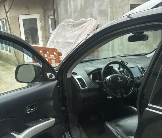 Черный Мицубиси Аутлендер, объемом двигателя 2.4 л и пробегом 240 тыс. км за 8500 $, фото 3 на Automoto.ua