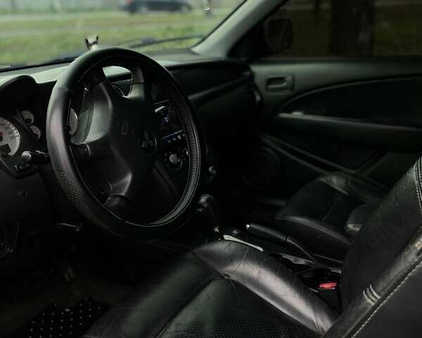 Черный Мицубиси Аутлендер, объемом двигателя 2.38 л и пробегом 215 тыс. км за 5800 $, фото 3 на Automoto.ua