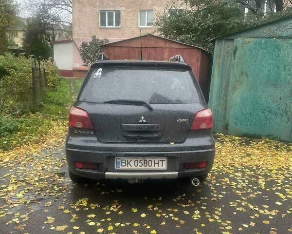 Черный Мицубиси Аутлендер, объемом двигателя 2 л и пробегом 260 тыс. км за 5300 $, фото 1 на Automoto.ua