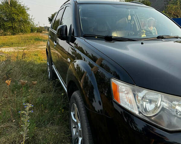 Черный Мицубиси Аутлендер, объемом двигателя 2 л и пробегом 200 тыс. км за 7700 $, фото 2 на Automoto.ua